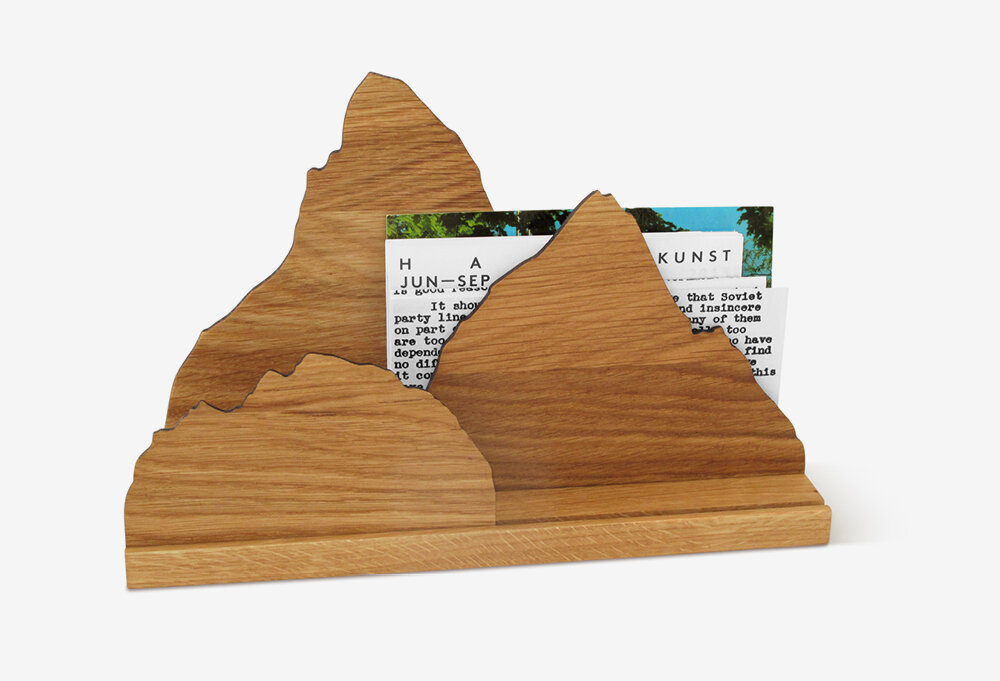 Halterung aus Holz in die Zettel befestigt werden können | © side by side