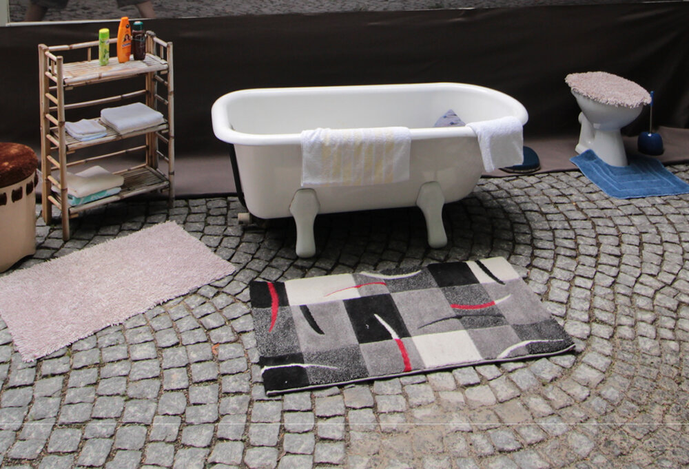 Ein Badezimmer ist auf der Straße aufgebaut | © Caritasverband München und Freising e.V.