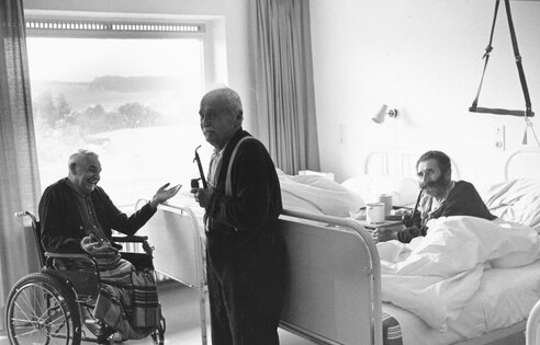 Drei Freunde in alten Tagen. Im Pflegebereich des Marienheims Glonn, 1967. | © (Ingrid Lockemann, Archiv des DiCV München und Freising e. V., Fotosammlung)