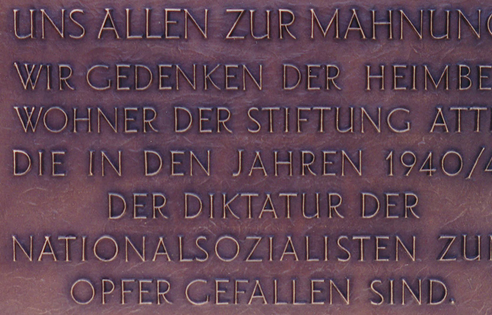 Gedenktafel des Denkmals für die Opfer des Nationalsozialismus der Stiftung Attl, eingeweiht 1994. | © (Fotograf unbekannt, Archiv des DiCV München und Freising e.V., Fotosammlung)