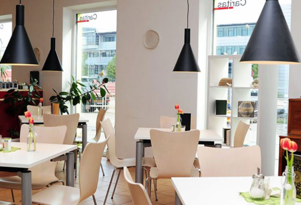 Ein Cafe' mit Tische und Stühle | © Caritas Rosenheim