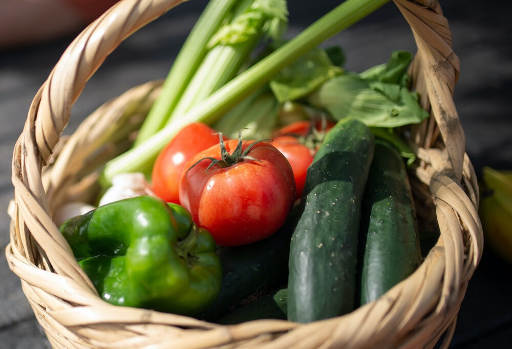 Korb in dem verschiedenes Gemüse liegt | © pexels | kampus-production