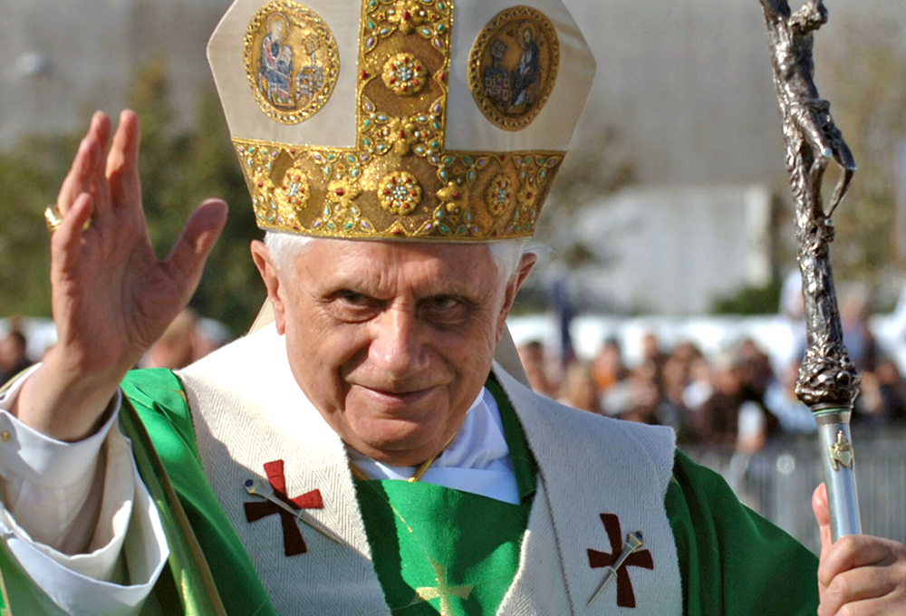 Kardinal Ratzinger winkt den Menschen zu. | © KNA Foto