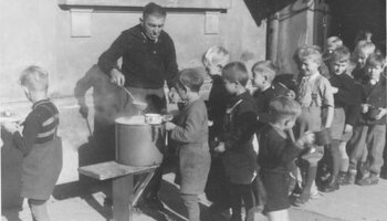 Schulspeisung in Rosenheim, ca. 1945. | © (Fotograf unbekannt, Archiv des DiCV München und Freising e.V., Fotosammlung)