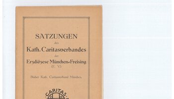 Die erste Satzung des DiCV München und Freising von 1922. Auf dem Cover auch das damalige Motto “Tuet Gutes Allen”. | © (Archiv des DiCV München und Freising e.V., Altregistratur)