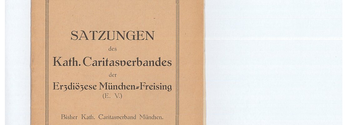 Die erste Satzung des DiCV München und Freising von 1922. Auf dem Cover auch das damalige Motto “Tuet Gutes Allen”. | © (Archiv des DiCV München und Freising e.V., Altregistratur)