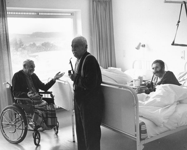 Drei Freunde in alten Tagen. Im Pflegebereich des Marienheims Glonn, 1967. | © (Ingrid Lockemann, Archiv des DiCV München und Freising e. V., Fotosammlung)