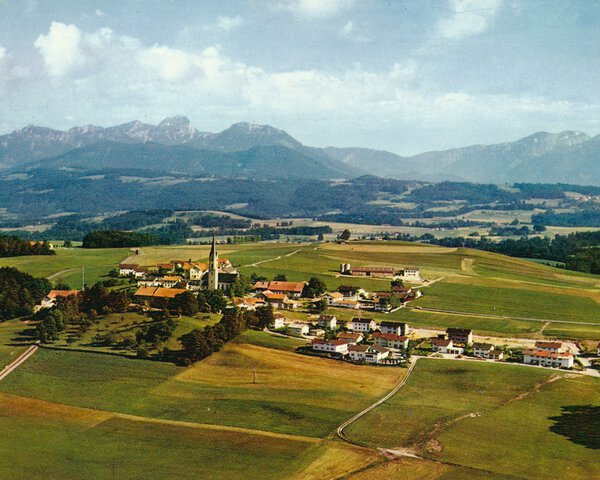 Panoramapostkarte mit Luftbild des Kinderdorfes Irschenberg, 1970. | © (Hans Gschwendtner, Archiv des DiCV der Erzdiözese München und Freising e. V.)