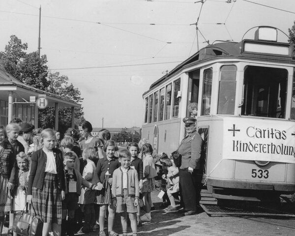 Kinder werden mit einer Straßenbahn zur Stadtranderholung gefahren, 1953. | © (Münchner Kirchenzeitung/Gustl Tögel, Archiv des DiCV München und Freising e.V., Fotosammlung)