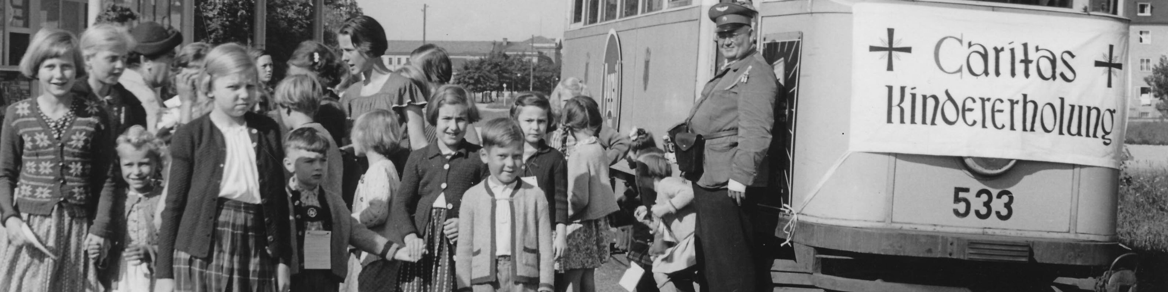 Kinder werden mit einer Straßenbahn zur Stadtranderholung gefahren, 1953. | © (Münchner Kirchenzeitung/Gustl Tögel, Archiv des DiCV München und Freising e.V., Fotosammlung)
