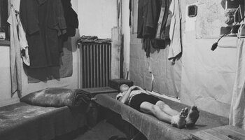 Unterkunft in einem ehemaligen Luftschutzbunker, ca. 1947. | © (Fotograf unbekannt, Archiv des DiCV München und Freising e. V., Fotosammlung)