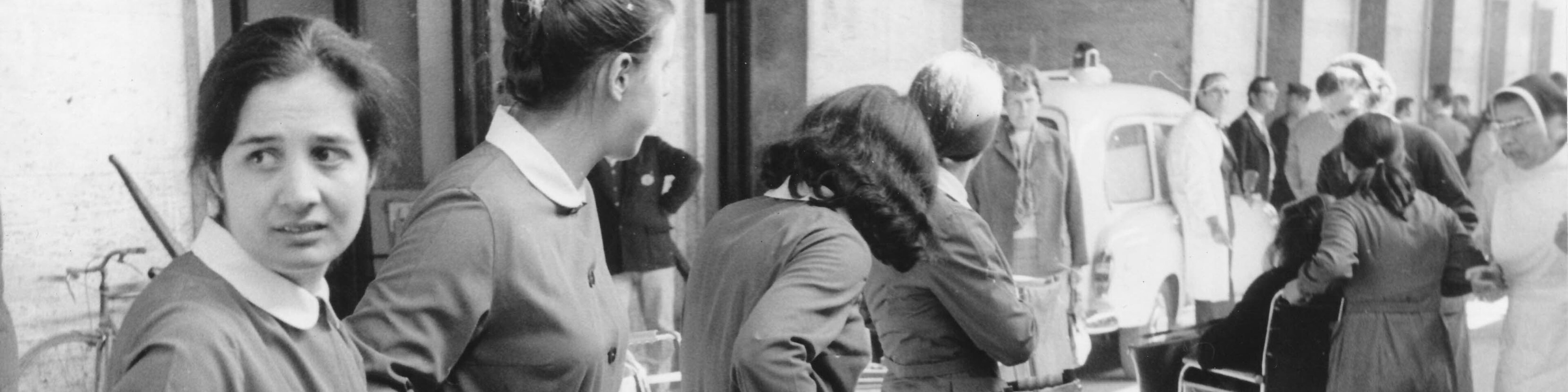 Beim Sonnenzug in Rom 1970: Helferinnen der Malteser und Volontari (Freiwillige Helfer) warten bei den Rollstühlen. | © (Fotograf unbekannt, Archiv des DiCV München und Freising e. V., Fotosammlung)