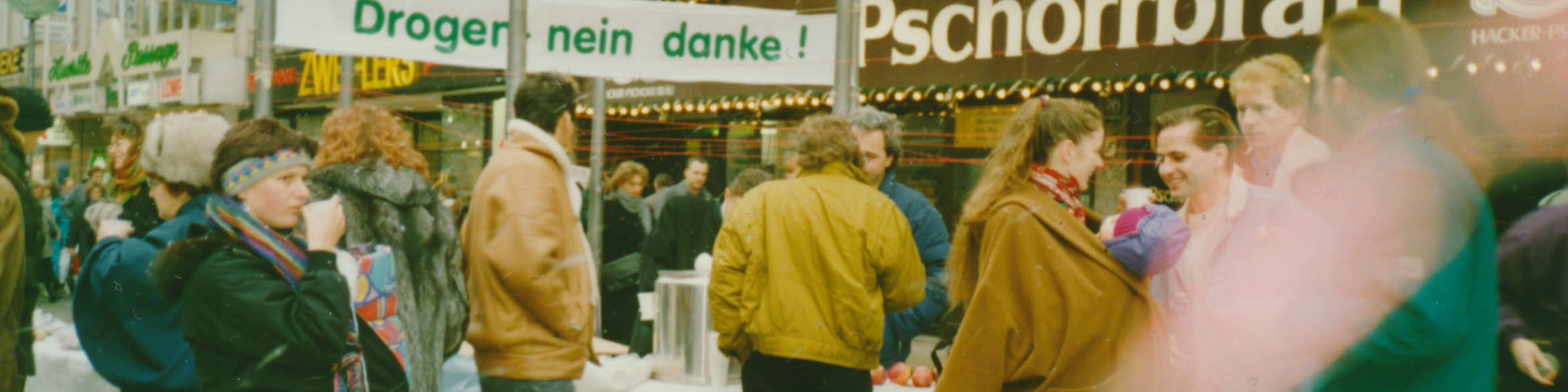 Stand der Suchtkrankenhilfe in der Fußgängerzone Neuhauser Straße, ca. 1990. | © (Fotograf unbekannt, Archiv des DiCV München und Freising e. V., Fotosammlung)