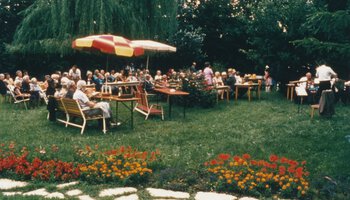 Senioren hören im Garten des Marienstifts Dachau ein Konzert, 1985. | © (Fotograf unbekannt, Archiv des DiCV München und Freising e. V., Fotosammlung)
