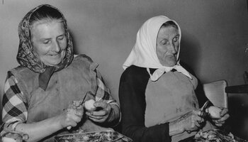 Bewohnerinnen helfen beim Kartoffelschälen, Altenheim St. Nikolaus, 1953. | © (Münchner Kirchenzeitung/Gustl Tögel, Archiv des DiCV München und Freising e. V., Fotosammlung)