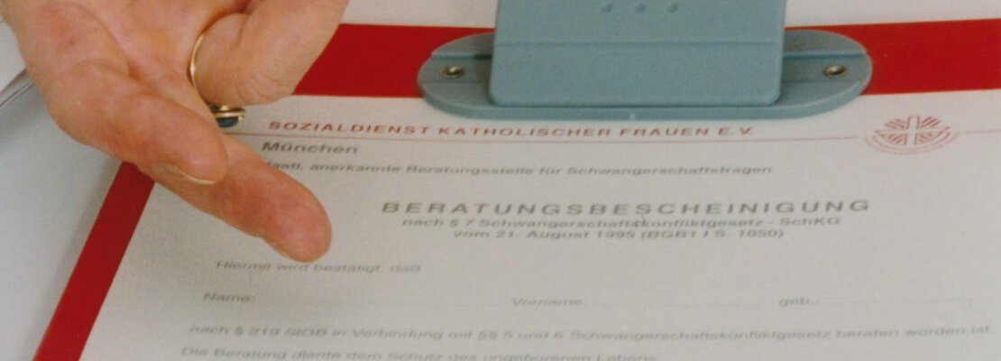Ein wichtiges Dokument: der Beratungsschein, 1998. | © (Fotograf unbekannt, Archiv des DiCV München und Freising e. V., Fotosammlung)