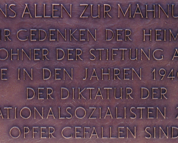 Gedenktafel des Denkmals für die Opfer des Nationalsozialismus der Stiftung Attl, eingeweiht 1994. | © (Fotograf unbekannt, Archiv des DiCV München und Freising e.V., Fotosammlung)