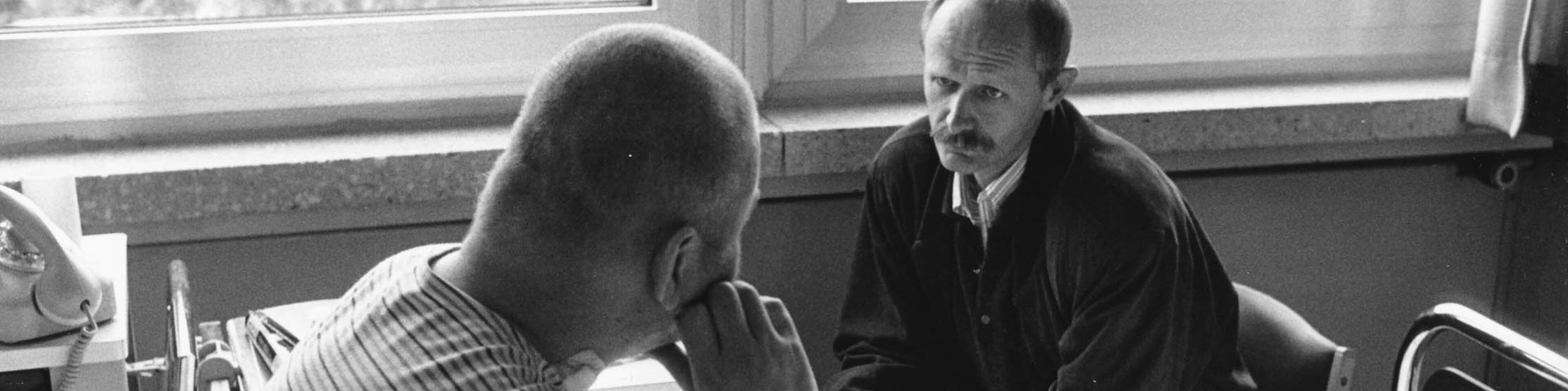 Gespräch eines Klinikseelsorgers mit einem Patienten, ca. 1990. | © (KNA, Archiv des DiCV München und Freising e. V., Fotosammlung)